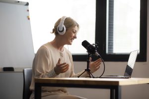 Une podcasteuse en pleine action