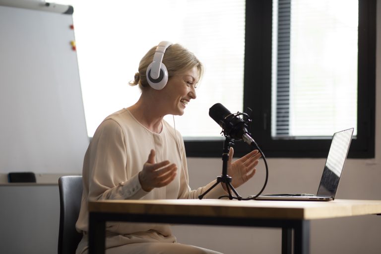 Une podcasteuse en pleine action